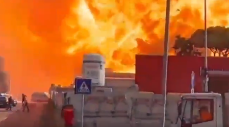 Močna eksplozija in ogromen požar na bencinski črpalki #video