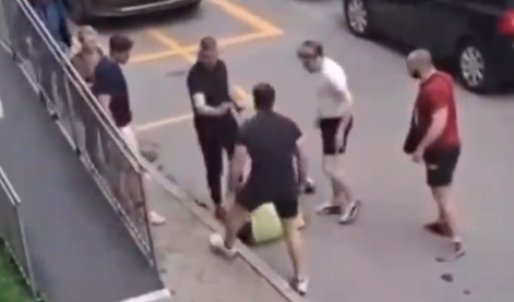 Šokanten prizor v Šiški: trije na enega, nato odjeknili streli #video