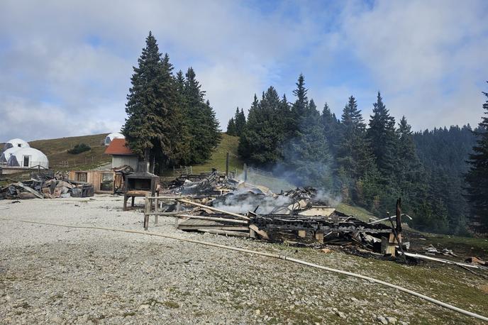 koča, Golte, požar | Na terenu so kriminalisti, ki preiskujejo vzrok za nastanek požara. | Foto STA