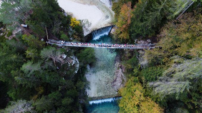 Z novim visečim mostom so ponovno vzpostavili pešpot med Kranjsko Goro ter območjem, kjer je nekoč stal hotel Erika, in Vršiško cesto. | Foto: Arhiv Turizma Kranjska Gora