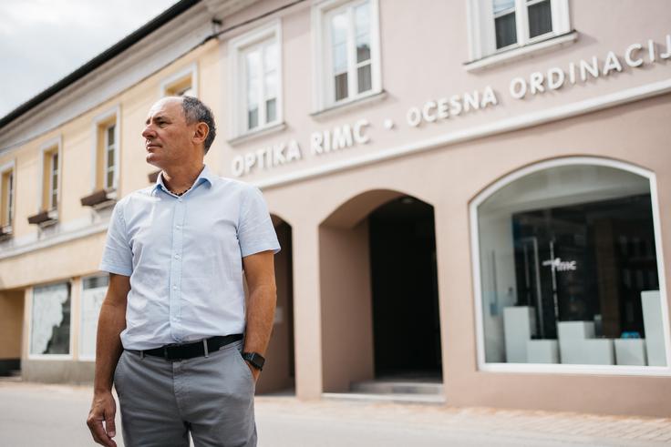 Robert Rimc: Da bi zadostili zahtevam vseh strank, že od leta 1972 naročamo najbolj kakovostna stekla Rodenstock." | Foto: Jan Lukanović