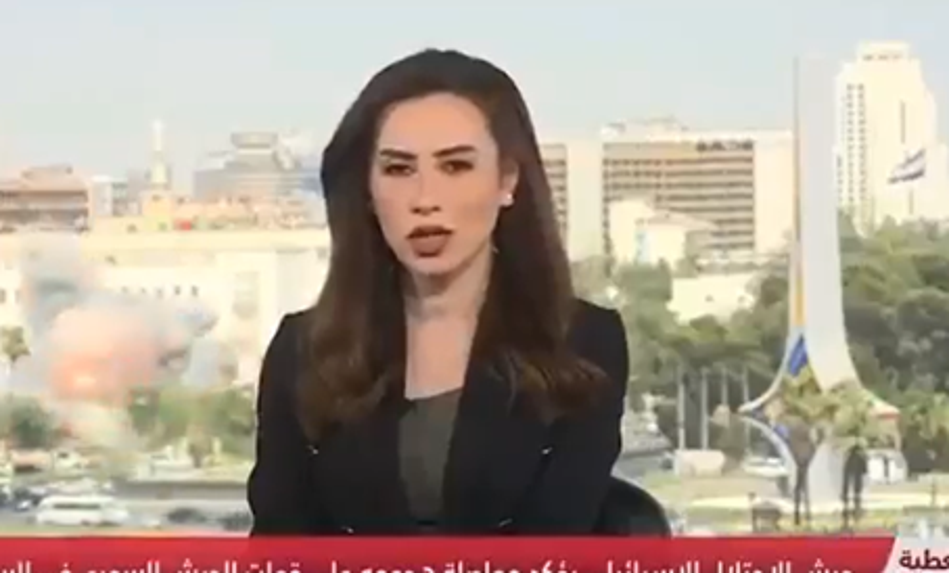 Napad Izraelcev na Sirijo: televizijsko voditeljico je kar vrglo s stola #video