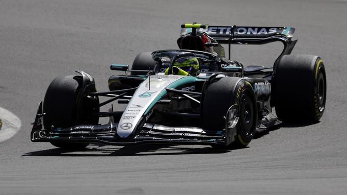 Lewis Hamilton je bil najhitrejši, a je s postankom več ostal za ekipnim kolegom. | Foto: Reuters