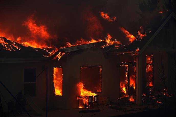 Požar, Kalifornija | V požaru Camp je do zdaj umrlo že 76 ljudi, kalifornijske oblasti pa jih pogrešajo še več kot tisoč. Požar je najbolj uničujoč v zgodovini Kalifornije in eden najbolj smrtonosnih letošnjih. Po številu izgubljenih življenj ga letos prekaša samo še septembrski požar v Grčiji, v katerem je umrlo 99 ljudi. | Foto Reuters