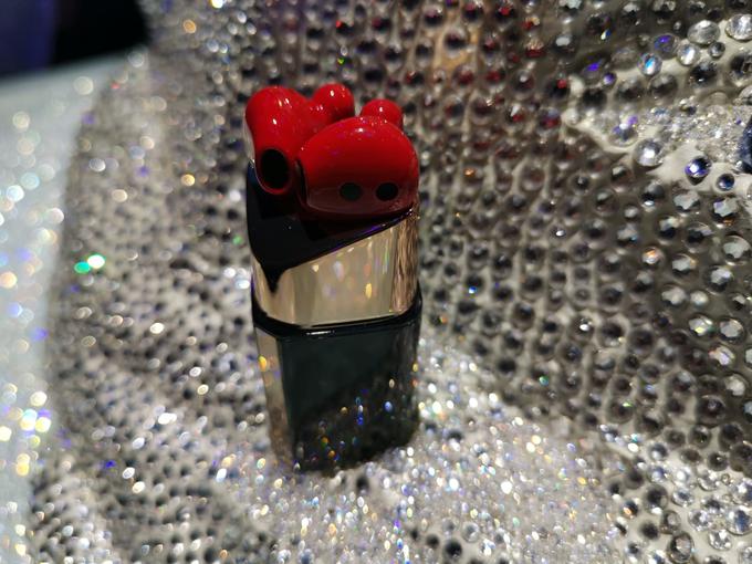 Ohišje slušalk Huawei FreeBuds iz nerjavečega jekla z bleščečo površino je podobno ličilu za ustnice.  | Foto: Srdjan Cvjetović