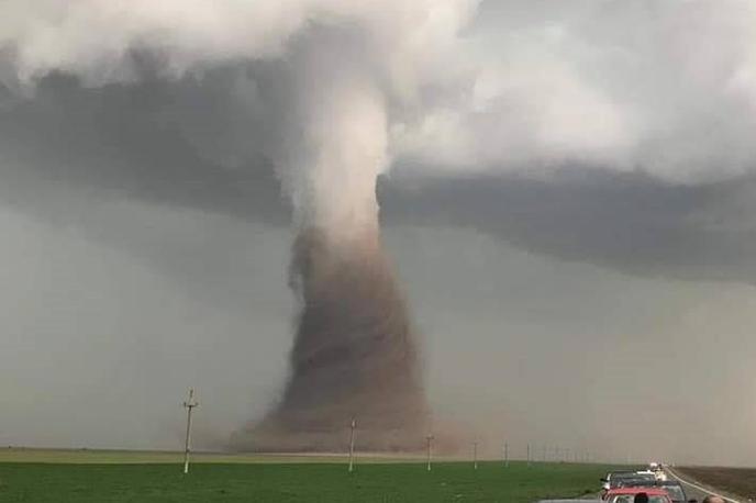 Tornado | Romunski tornado je eden največjih, kar smo jih do zdaj posneli v Evropi. | Foto Matic Tomšič / Posnetek zaslona