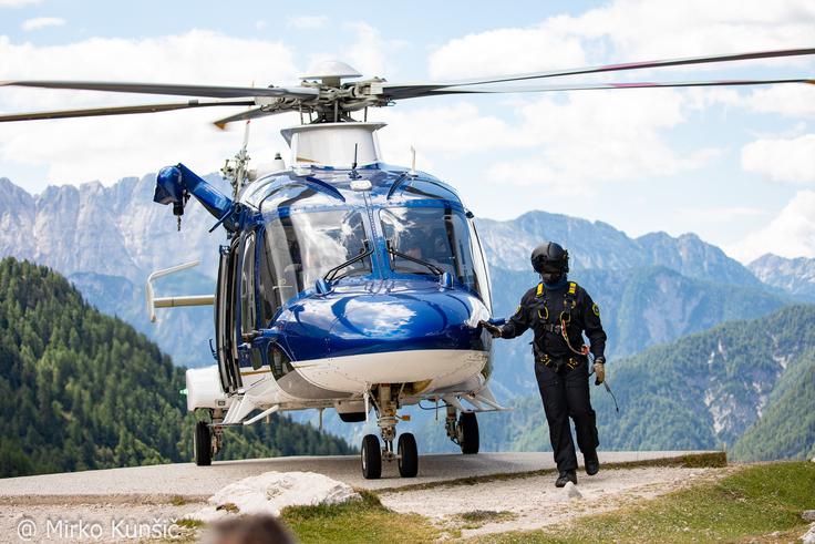 Reševalni helikopter na Vršiču | Foto: Mirko Kunšič