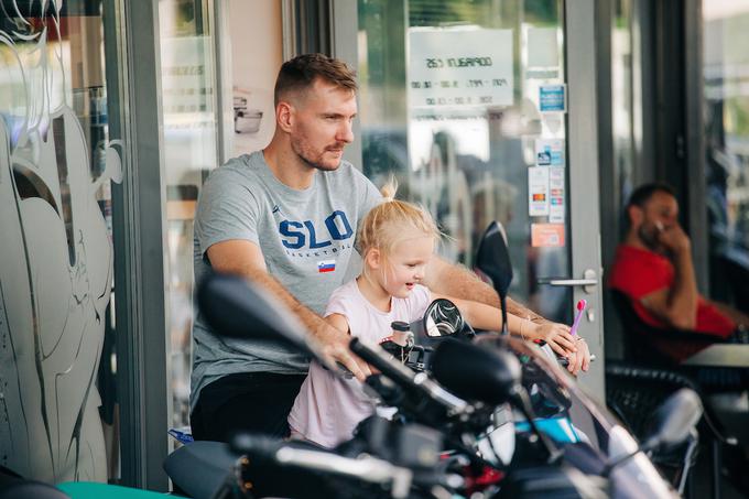 Zoran Dragić pred odhodom v Nemčijo s hčerko Ano. | Foto: Siniša Kanižaj/Sportida