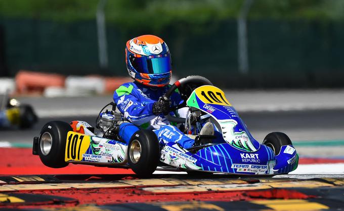 Za celoten avtomobilski šport v Sloveniji skrbi zveza AŠ2005, karting je še naprej pod AMZS. Sistemskega iskanja talentov zato dejansko ni, kljub temu pa posamezni vozniki dosegajo odlične rezultate. Po zaslugi 12-letnega Marka Kastelica je v nedeljo v Italiji donela tudi slovenska himna za zmago v razredu X 30 mini. | Foto: osebni arhiv/Lana Kokl