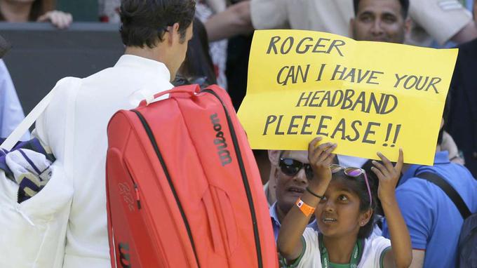 Roger Federer otrokom večkrat ustreže tudi na turnirjih. | Foto: Printscreen Zimbio