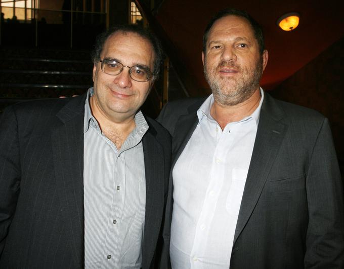 Bob Weinstein (levo) je svojega brata Harveyja (desno) po izbruhu odmevnega spolnega škandala opisal kot izprijenega nasilneža. | Foto: Reuters
