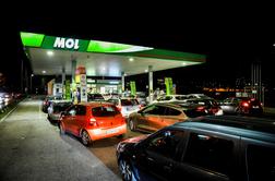 Kritične razmere na Madžarskem: ljudje panično kupujejo gorivo #foto