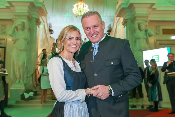 Mario Kunasek (ta ima tudi češke prednike) se je leta 2018 v Lipnici poročil s Sabrino Koroschetz. Na fotografiji sta zakonca Kunasek na prireditvi na Dunaju. | Foto: Guliverimage
