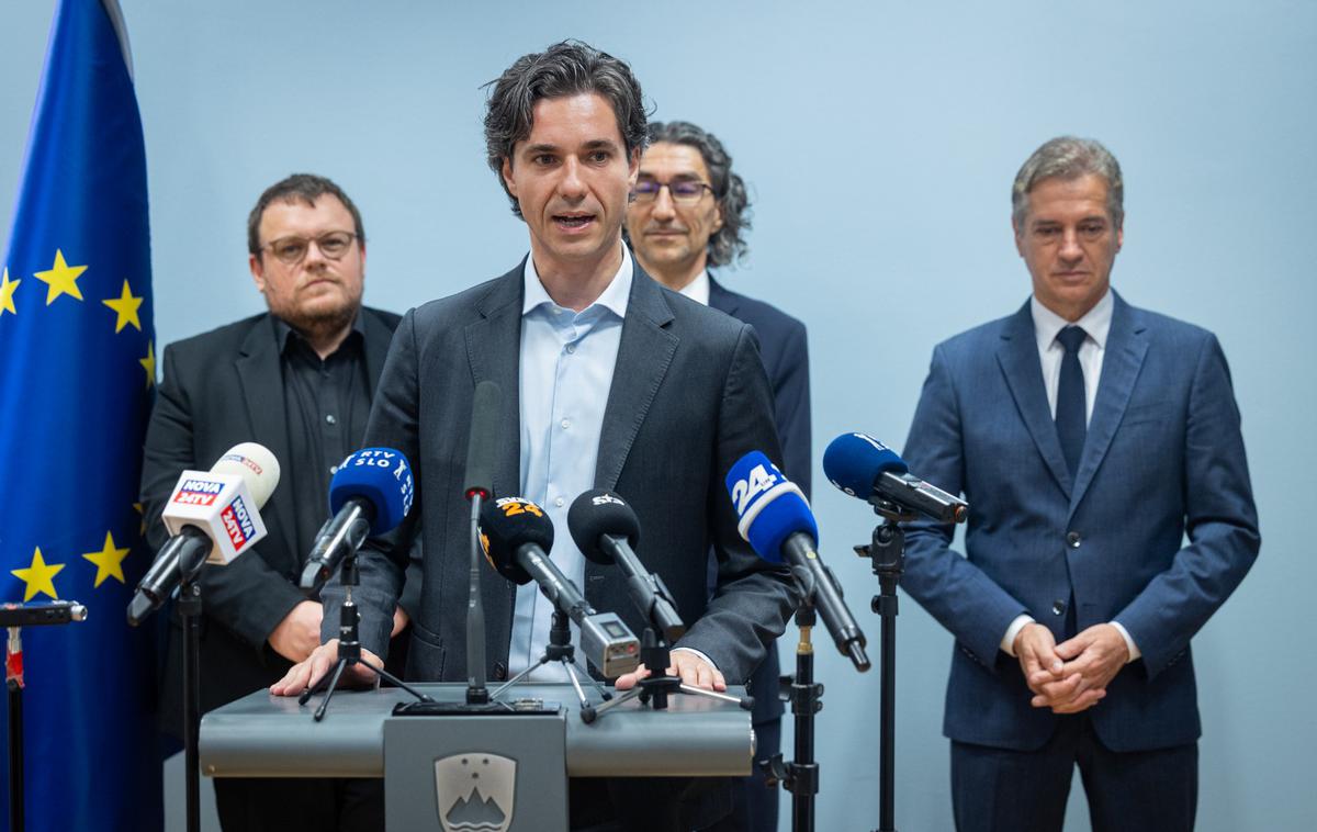 klicni center 114 | Minister za delo, družino, socialne zadeve in enake možnosti Luka Mesec je vse, ki imajo vprašanja glede dolgotrajne oskrbe ali pokojninskega sistema, povabil, naj pokličejo na številko 114, saj v klicnem centru deluje ekipa ljudi, ki res pozna področje, in bodo lahko dobili informacijo, ki je resnična in zanesljiva. | Foto STA