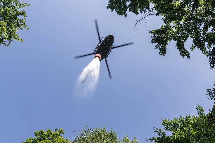 Helikopter Slovenske vojske je na območje požara prvi dan 17-krat odvrgel vodo.  | Foto: PGD Tolmin/FB