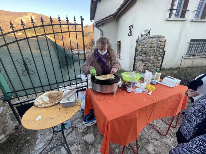 Nekateri domačini so se znašli. Tale Francozinja je cel popoldan pekla palačinke in jih nato prodajala lačnim obiskovalcem relija. | Foto: Gregor Pavšič