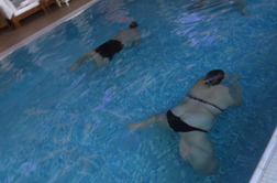 Nerodno: med plavanjem izgubila kopalke in razgalila zadnjico #video