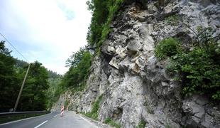 Cesta do Idrije bo avgusta zaprta za tri tedne, potrebno bo miniranje skale