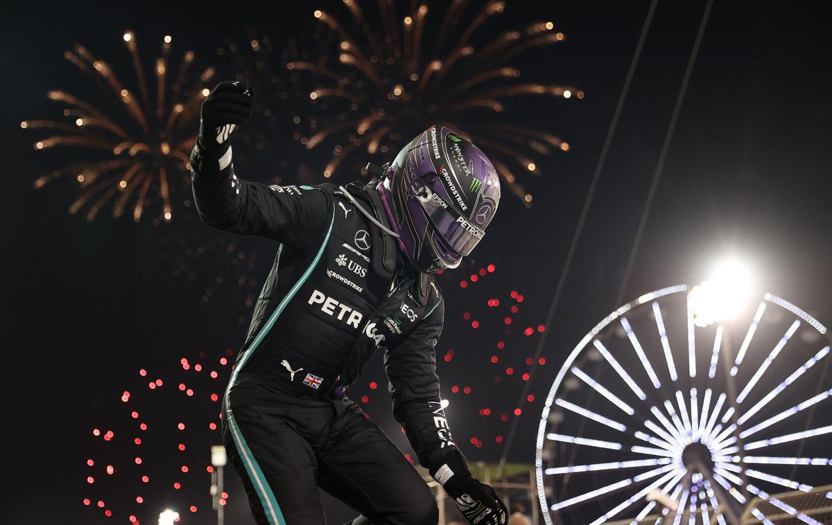 Lewis Hamilton | Takole je Lewis Hamilton proslavil zmago na dirki za VN Bahrajna. | Foto Reuters