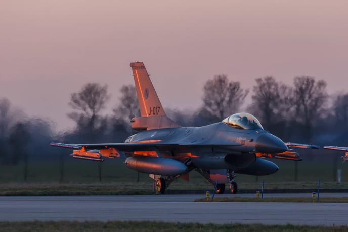 F-16 na Nizozemskem | QF-16 so predelani upokojeni F-16. Na fotografiji: F-16 v eni od nizozemskih letalskih vojaških baz. | Foto Guliverimage
