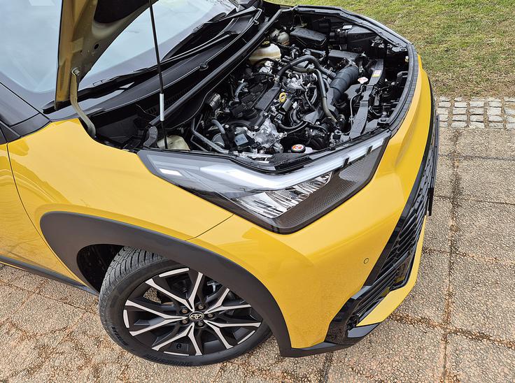 Zaradi 1,5-litrskega motorja in hibridnega postrojenja je sprednji previs podaljšan za 76 milimetrov. | Foto: Aleš Črnivec