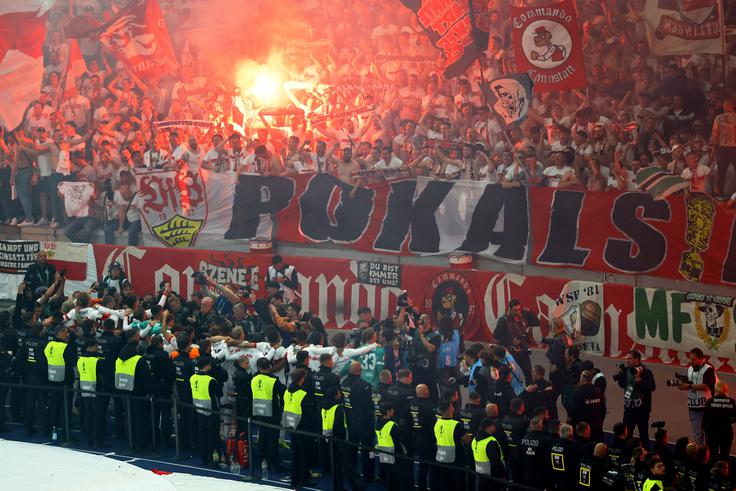 V Berlin je pripotovalo ogromno navijačev Stuttgarta. | Foto: Reuters