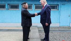 Pjongjang srečanje Kima in Trumpa pozdravil kot zgodovinsko