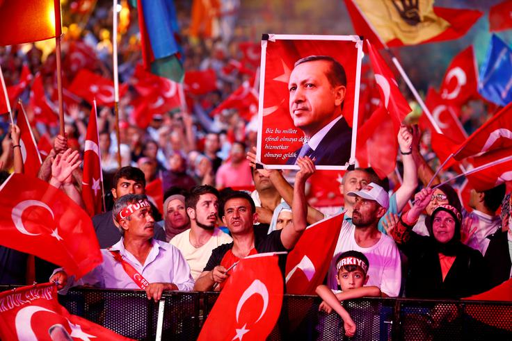 Privrženci turškega predsednika Recepa Tayyipa Erdogana, ki počasi, a zanesljivo spodkopava strukture sekularne Turčije, ki jih je po prvi svetovni vojni oblikoval Atatürk. | Foto: Reuters