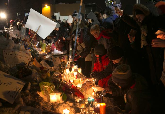 Za žrtve pokola pred islamskim centrom v Quebecu polagajo sveče in cvetje. Napad je doživel vsesplošno obsodbo v Kanadi in po svetu. Več sto ljudi se je kljub mrazu sinoči v poklon žrtvam v skoraj vseh kanadskih mestih udeležilo bedenja ob svečah. | Foto: Reuters