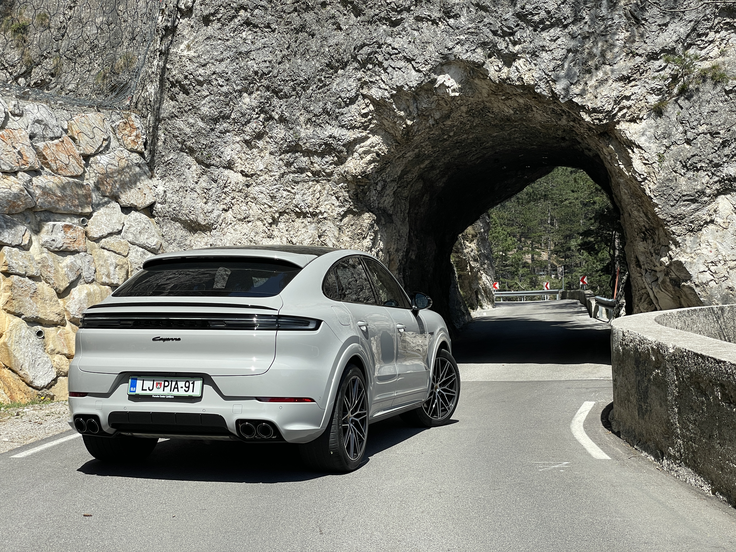 Porsche cayenne | Foto: Gregor Pavšič