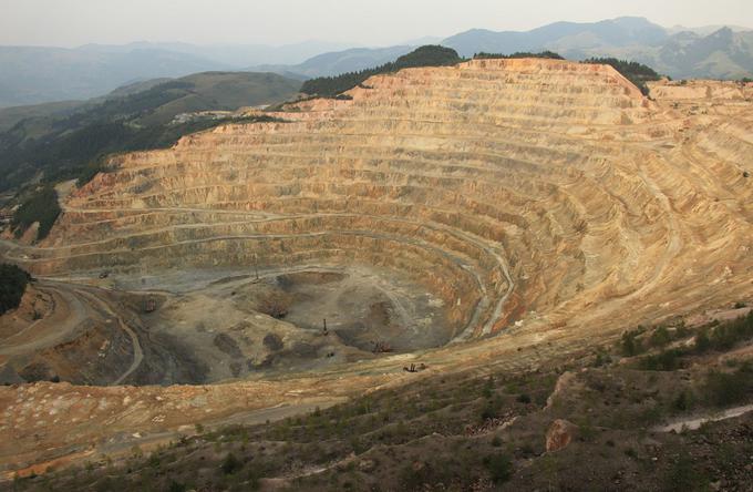 Rudnik Rosia Poieni po nekaterih ocenah leži na okrog poldrugi milijardi ton bakrene rude. | Foto: Thomas Hilmes/Wikimedia Commons