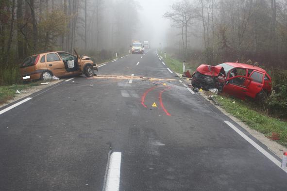 Za hudo nesrečo kriv 82-letni voznik, dve osebi v smrtni nevarnosti #foto