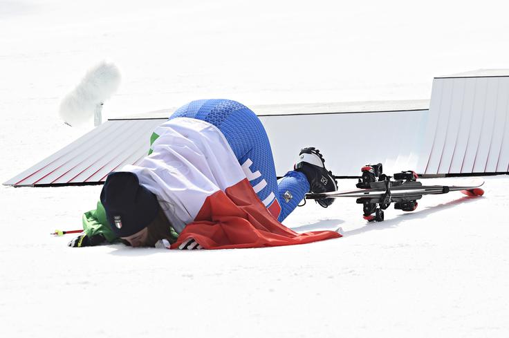 Ovita v italijansko zastavo je v znak zahvale poljubila snežno podlago. | Foto: Getty Images