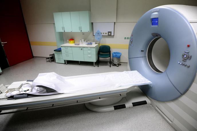 magnetna resonanca | Glede na število preiskav in dovoljen čas bi moral radiolog Mitja Rupreht narediti 43 preiskav na uro, kar je glede na ocenjen čas, 10 do 20 minut na rutinsko preiskavo, za bolj zapleteno pa tudi 45 minut ali več, nelogično, kar priznava tudi sam. Neverjetne količine opravljenega dela pa prinašajo tudi visoke dohodke. Ruprehtovo podjetje Genus je imelo lani 359 tisoč evrov prihodkov, kar je v povprečju skoraj 30 tisoč evrov na mesec dodatnega zaslužka. | Foto STA