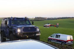 Iščejo ga močno oboroženi policisti, pod zaščito 50 ljudi #video