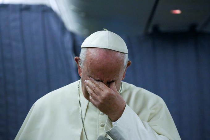 Zaradi prikrivanja spolnih zlorab, ki naj bi jih zagrešili ameriški katoliški duhovniki, je papežu Frančišku  v ZDA strmo padla javnomnenjska podpora. | Foto: Reuters