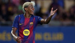 Najstniški zvezdnik Barcelone pokazal sedem let starejše dekle