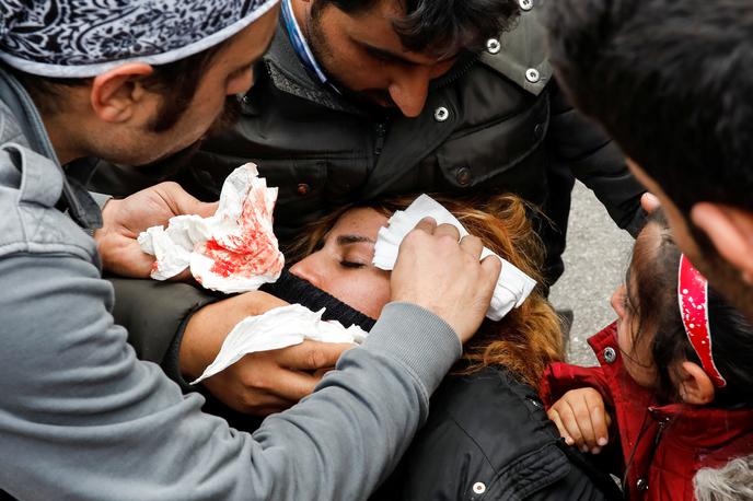 Prebežniki | Na hrvaško policijo že dlje časa letijo očitki o nasilnem obravnavanju prebežnikov. Fotografija iz lanskega oktobra prikazuje prebežnico, ki je v manjšem spopadu med prebežniki in hrvaškimi policisti utrpela poškodbe. | Foto Reuters