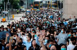 Protesti v Hongkongu terjali prvo smrtno žrtev