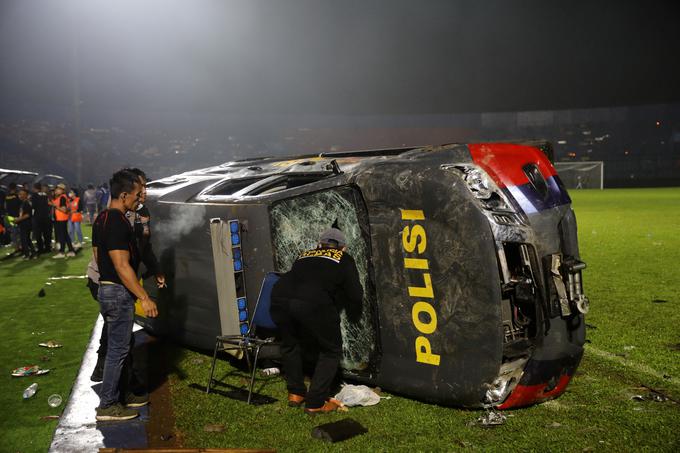"Stanje je bilo anarhično, navijači so začeli napadati policiste (dva sta umrla, op. a.), poškodovali avtomobile. Ocenjujemo, da je umrlo 129 ljudi, več kot 180 je bilo poškodovanih." | Foto: Reuters