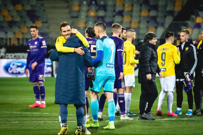 Maribor Bravo | Veselje nogometašev Brava po prvi zmagi nad Mariborom, odkar nastopajo v prvi ligi. | Foto Blaž Weindorfer/Sportida