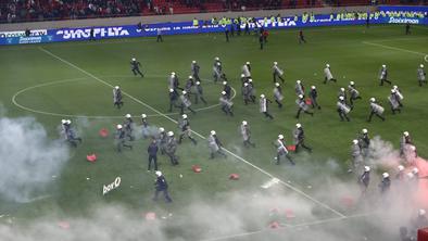 Derbi zaznamovali hudi izgredi, navijači vdrli na igrišče #video