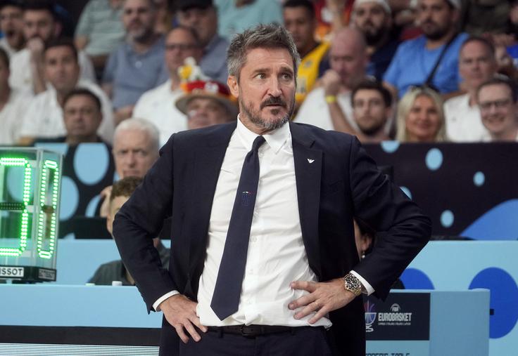 Gianmarco Pozzecco v prvi četrtini ni našel odgovora na strelski šov Luke Dončića, v drugi četrtini pa se je Italija vendarle približala. | Foto: Reuters