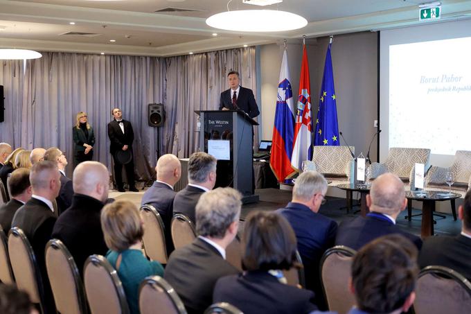 Pri tem je še enkrat pozdravil, da Hrvaška postaja članica schengenskega in evrskega območja, in dodal, da je pametno, da Slovenija Hrvaški ni dala veta oziroma blokade. | Foto: STA ,