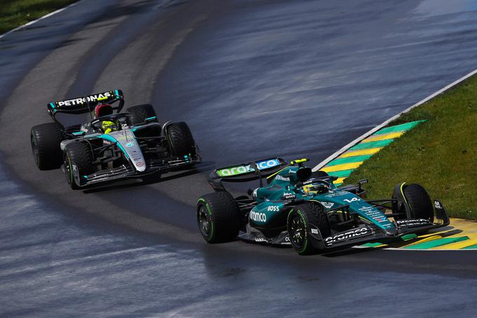 Ker je bil prepočasen na kvalifikacijah, je Lewis Hamilton v prvem delu dirke obtičal za počasnejšim Fernandom Alonsom. | Foto: Guliverimage