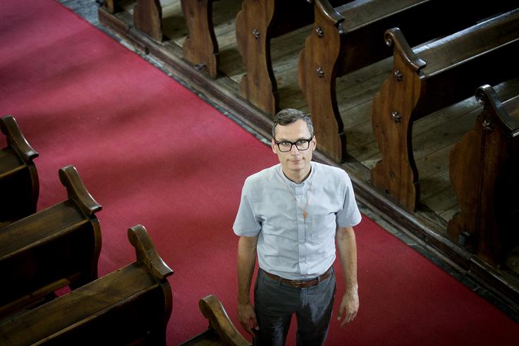 Janez E. Rus je, da bo nosil duhovniško obleko, prvič začutil že pri svojih 12 letih, odločilna pa je bila zanj spoved leta 2002. | Foto: Ana Kovač