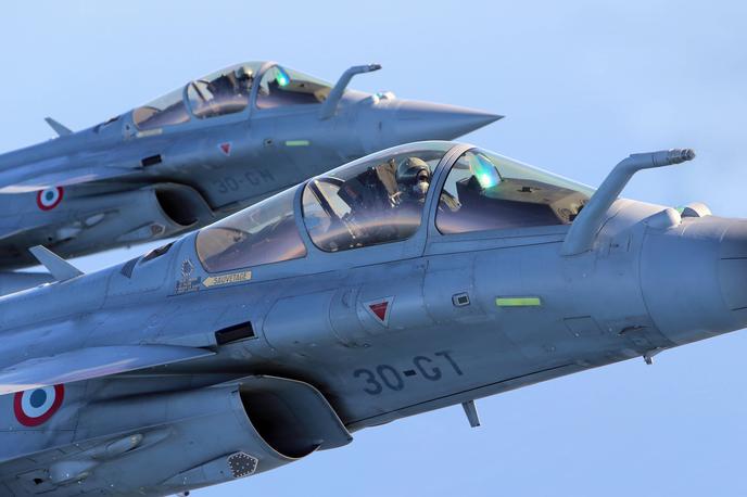 Rafale | Francija želi v geopolitično negotovih časih pokazati, da je mogoče letalsko silo, razpršeno po treh celinah, upravljati na daljavo. Fotografija dveh francoskih letal rafale je simbolična. | Foto Guliverimage