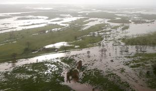 Del Avstralije prizadele stoletne poplave, grozijo še tornadi
