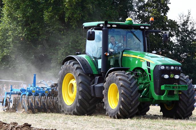 John Deere traktor | John Deere, podjetje s 184 let dolgo tradicijo, je znano po delovnih strojih v zeleno-rumeni barvni kombinaciji. | Foto Wikimedia Commons