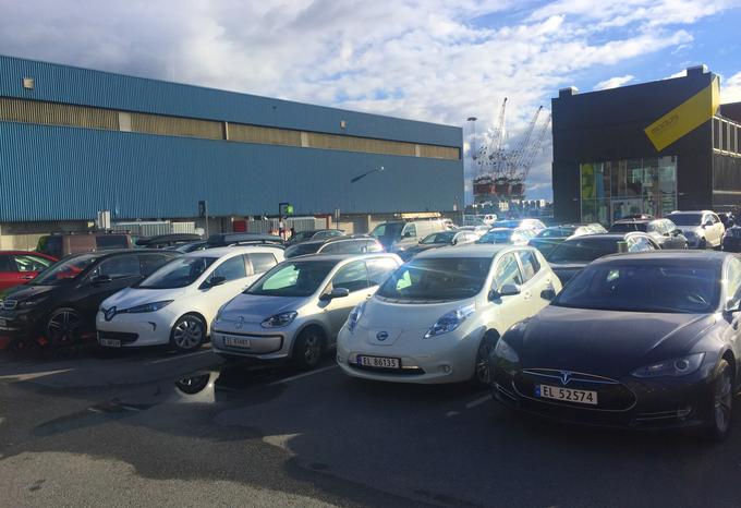 Parkirišče za električne avtomobile v središču Osla na Norveškem. | Foto: Gregor Pavšič